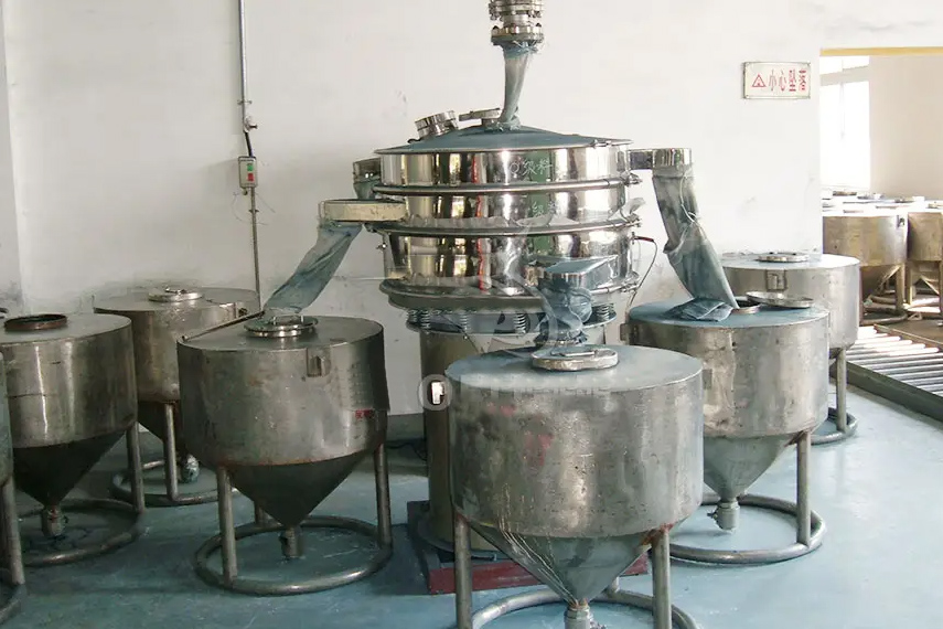 振蕩篩主要特點(diǎn)：換網(wǎng)容易，全封閉模式粉末不飛揚(yáng)，可連續(xù)作業(yè)